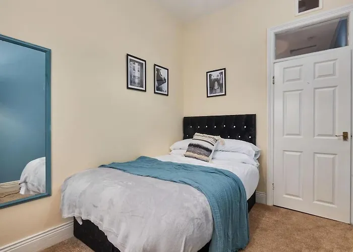 Flat 5 Minutes From The Beach - Street Parking