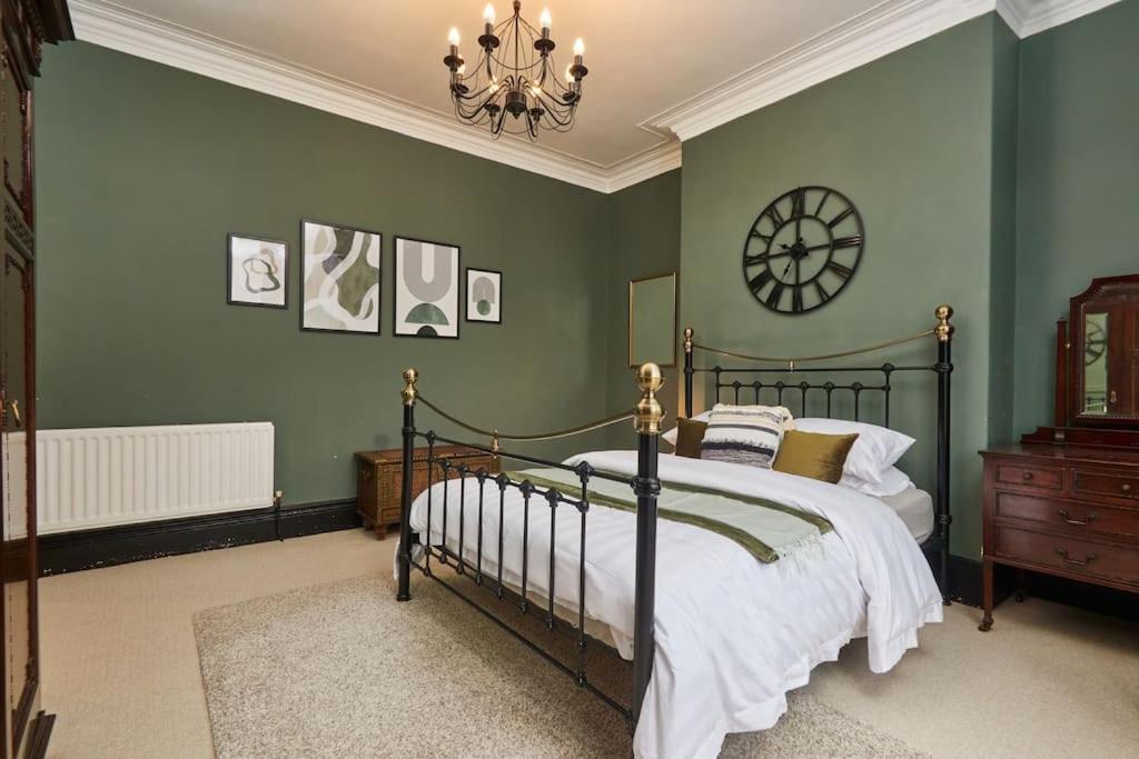 Flat 5 Minutes From The - Street Parking Apartment