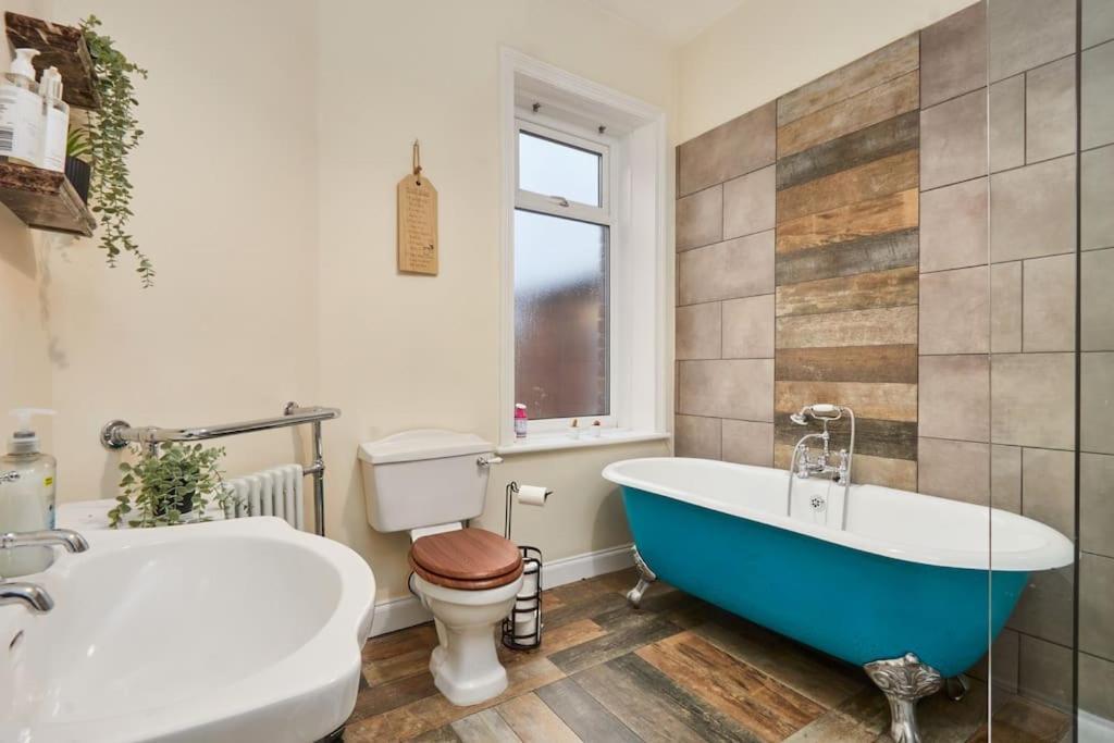 Flat 5 Minutes From The - Street Parking Apartment *