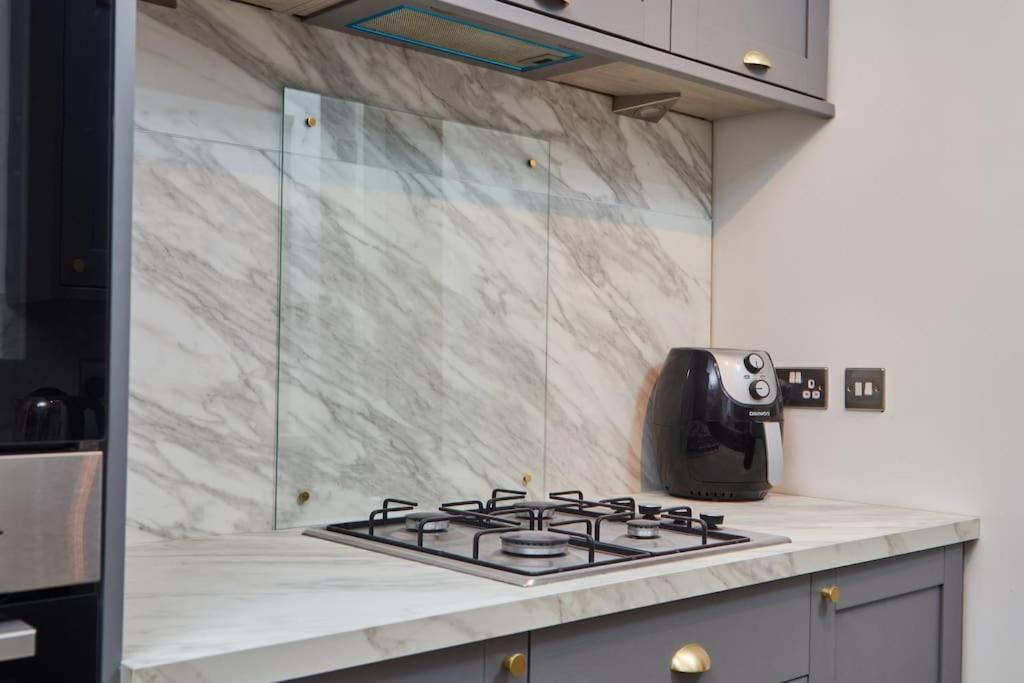 Flat 5 Minutes From The - Street Parking Apartment