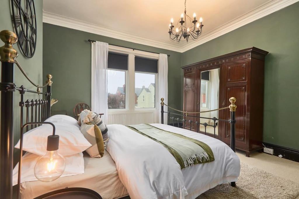 Flat 5 Minutes From The - Street Parking Apartment *
