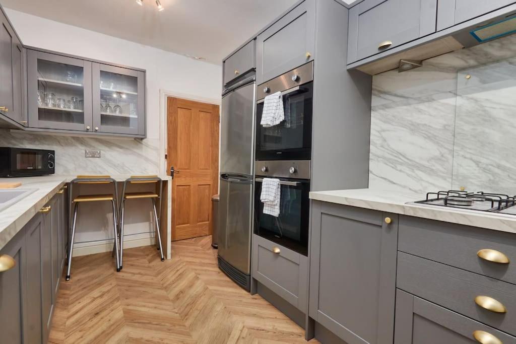Apartment Flat 5 Minutes From The - Street Parking *