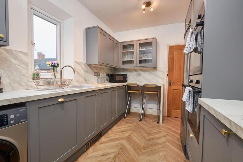 Apartment Flat 5 Minutes From The - Street Parking *