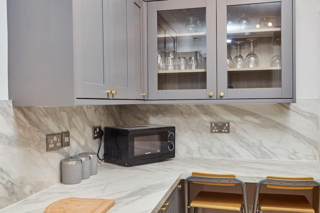 Flat 5 Minutes From The - Street Parking