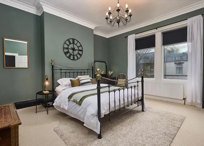 Flat 5 Minutes From The Beach - Street Parking