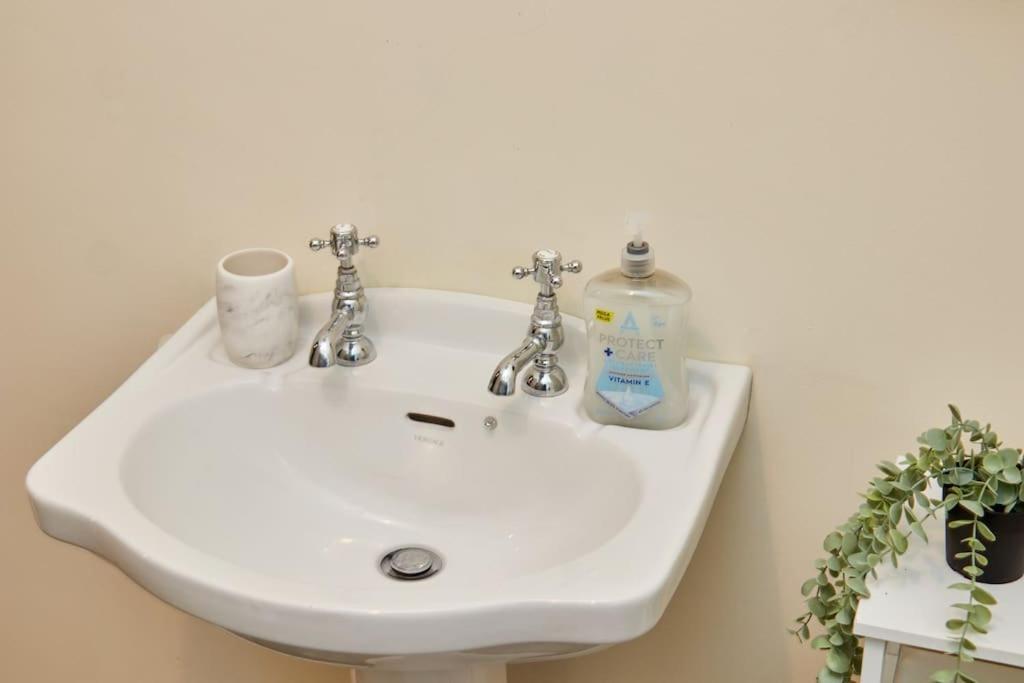 Flat 5 Minutes From The - Street Parking *