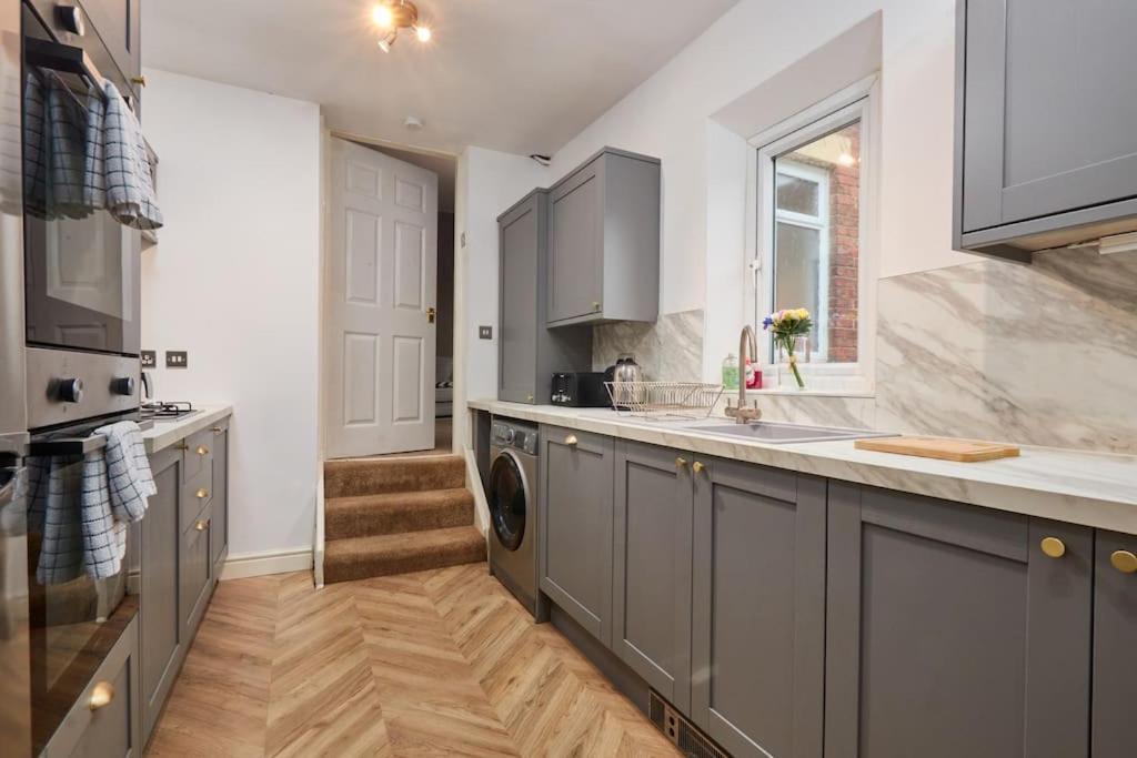Flat 5 Minutes From The - Street Parking *