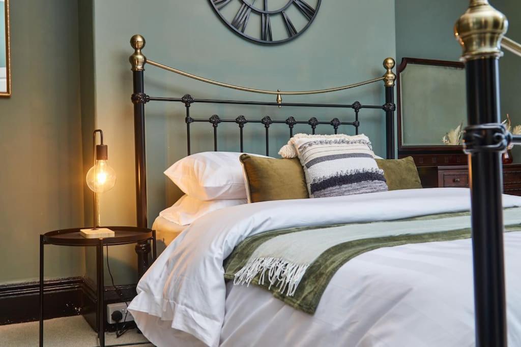 Flat 5 Minutes From The - Street Parking Apartment *