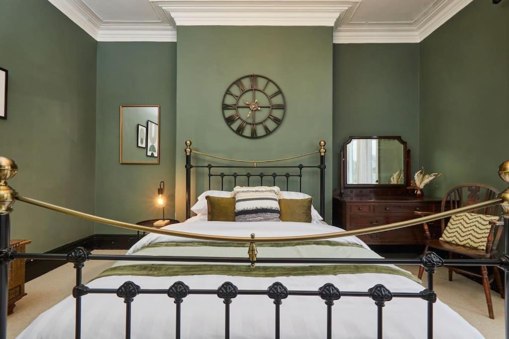 Flat 5 Minutes From The - Street Parking