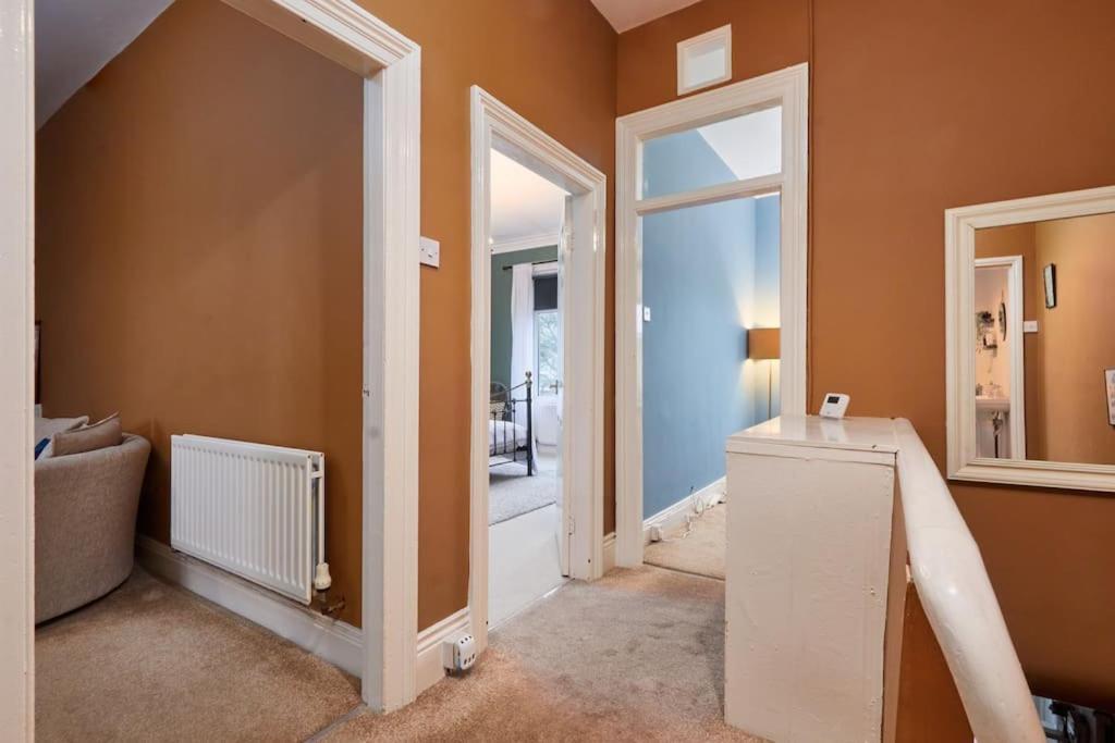 Apartment Flat 5 Minutes From The - Street Parking *