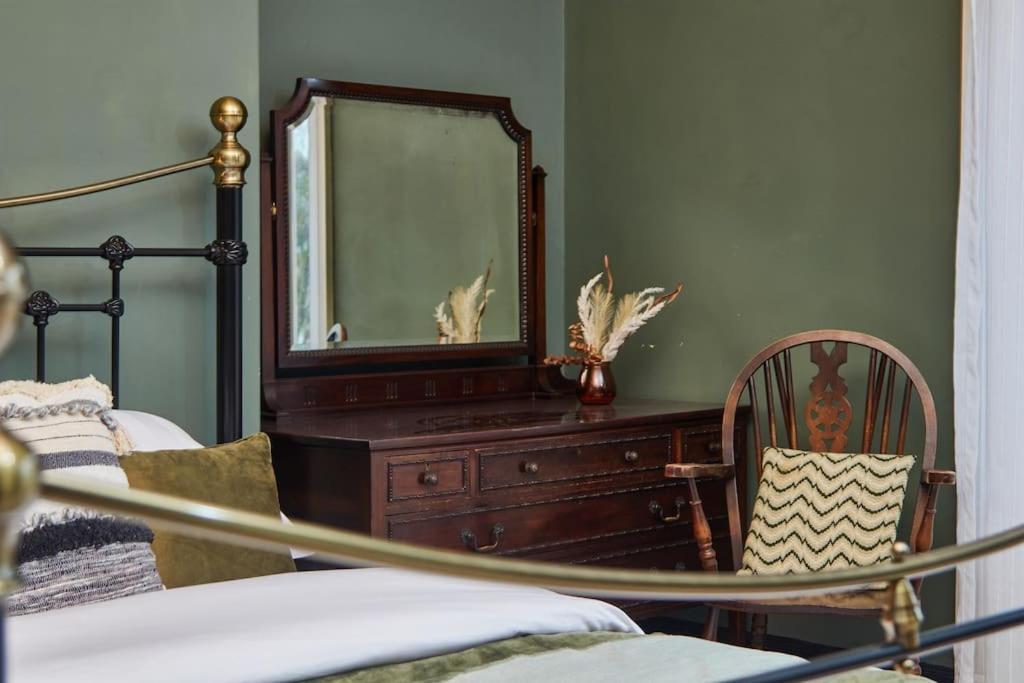 Flat 5 Minutes From The - Street Parking Apartment